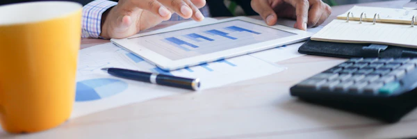 Analyse de graphiques financiers sur tablette, rapports et bilans pour une traduction financière