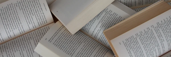 Livres ouverts empilés, romans et ouvrages pour une traduction littéraire