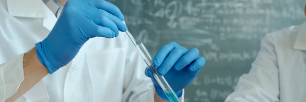 Chercheuse en laboratoire tenant une éprouvette, documents scientifiques et médicaux à traduire